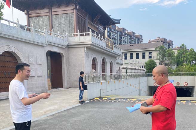 现场看建筑风水.jpg