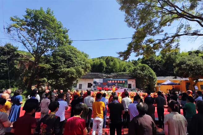 风水大师李行一参加寺院修缮法会.jpg